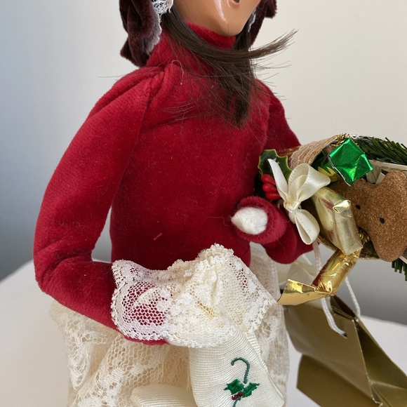 Number 70 / 100 Limited Edition Byers' Choice Caroler - Picture 8 of 10